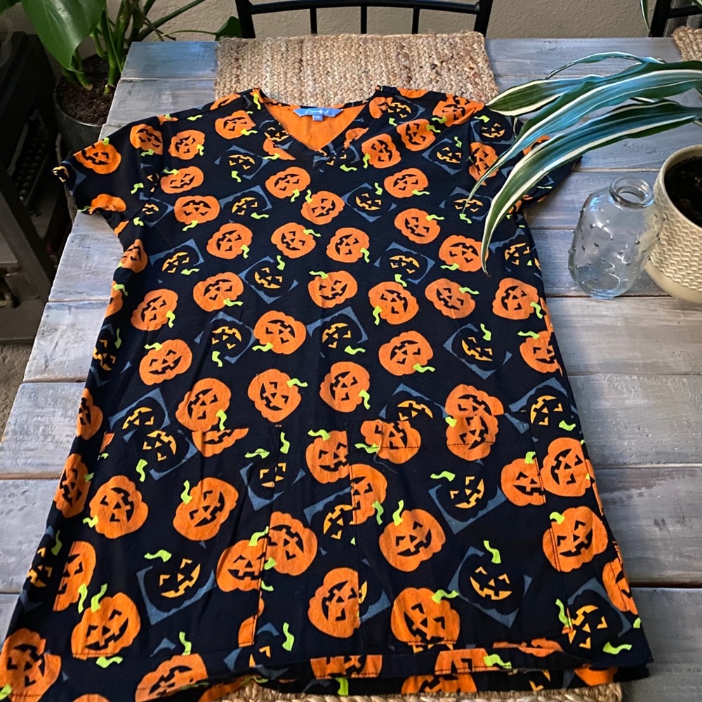 🎃 Dream Crest Halloween Pumpkin Scrub Top 👻 - Picture 1 of 2